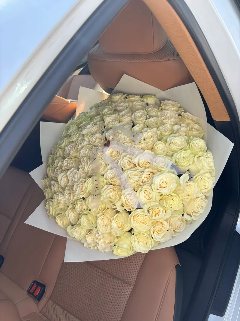 100 White Roses Bouquet